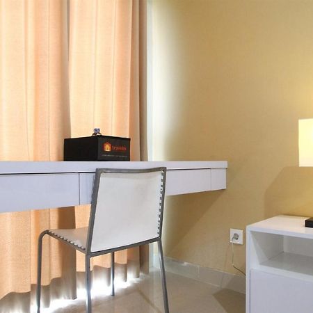 Comfortable Studio Apartment Grand Dhika City By Travelio Бекасі Екстер'єр фото